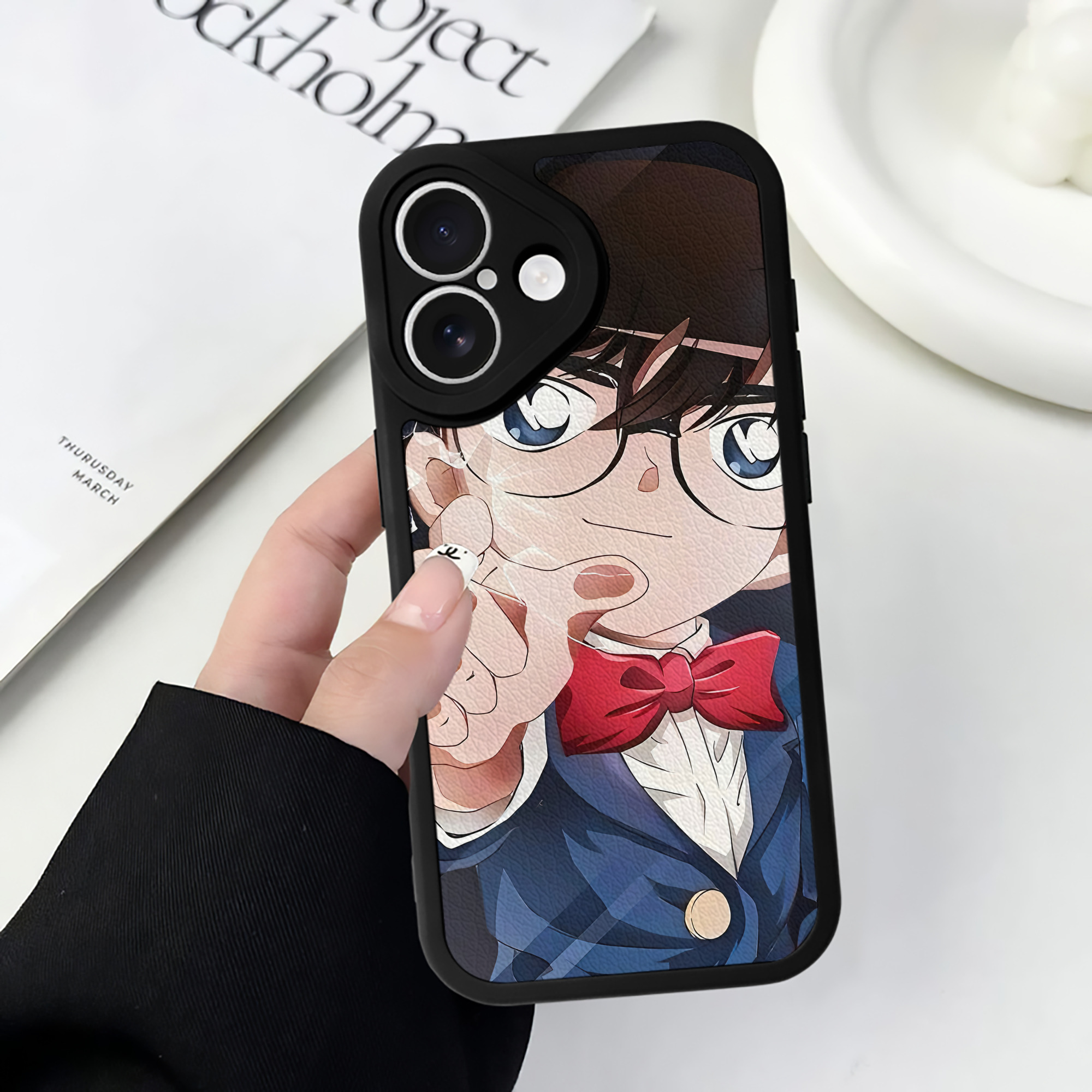 （画像用） 名探偵コナン Detective Conan 【iPhone 16シリーズ対応】シリコンスマホケース（レザー調） 材質：シリコン